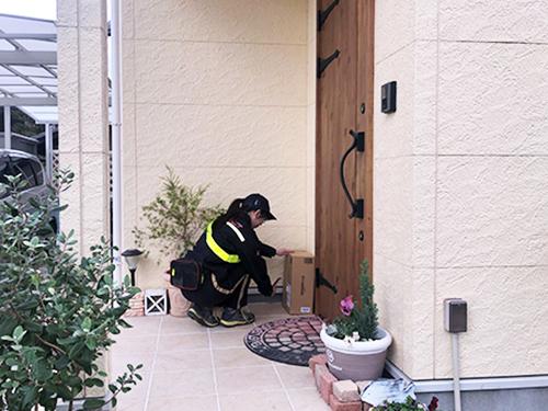 置き配された荷物は配達員が届けた状態をスマホで撮影する